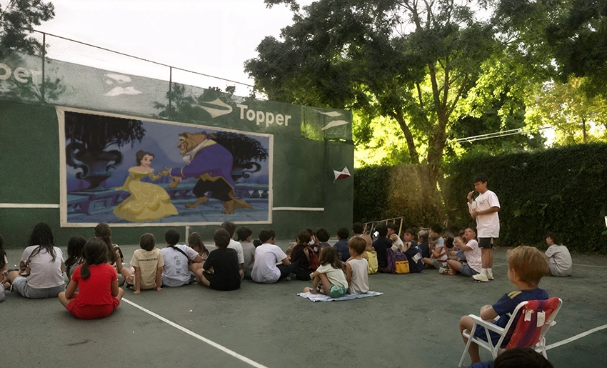 cine infantil en la colonia de L'Aviron