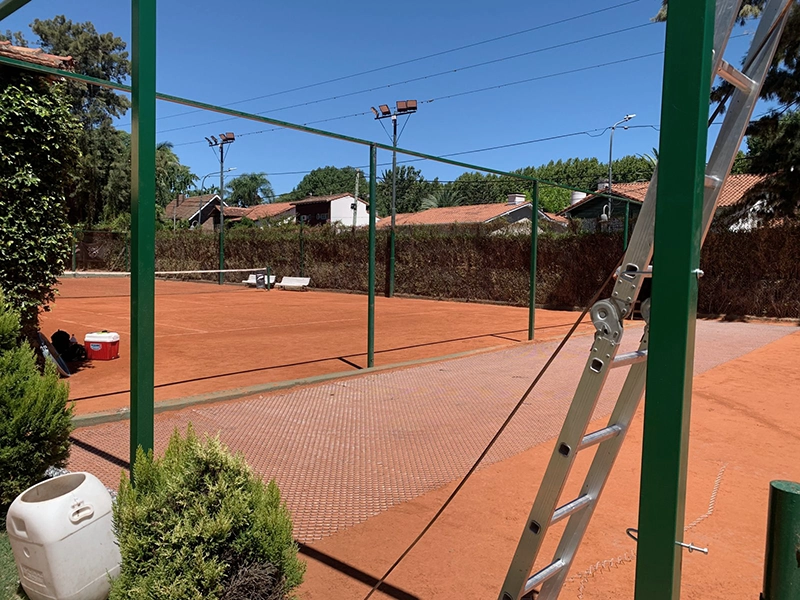 nuevo alambrado en canchas de tenis