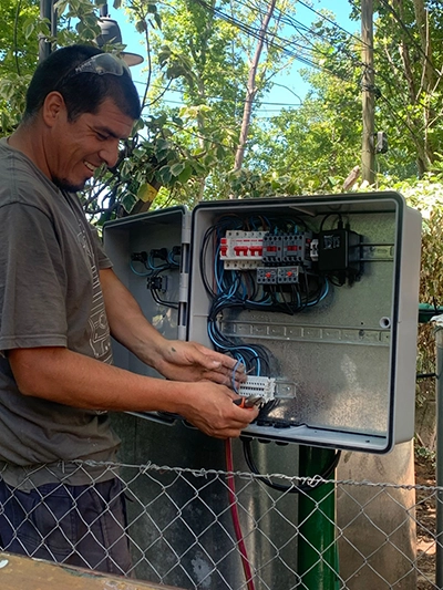 electricista cableando en panel