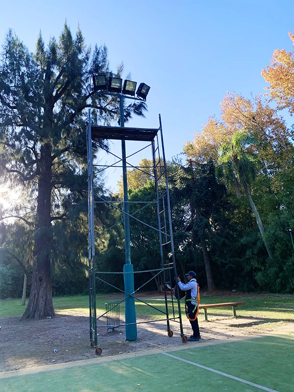 Nueva iluminación cancha de cemento L'Aviron