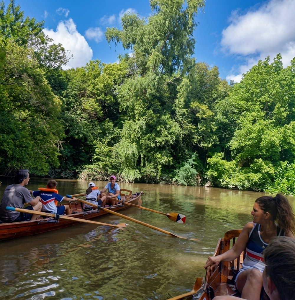 socios de L'Aviron remando frente al club