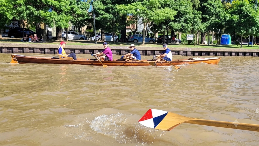 socios de L'Aviron remando frente al club