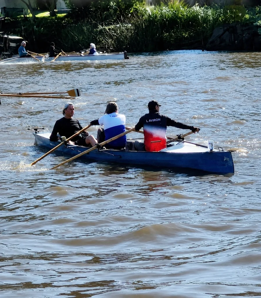 L'Aviron participando de la regata del Club de Regatas La Marina