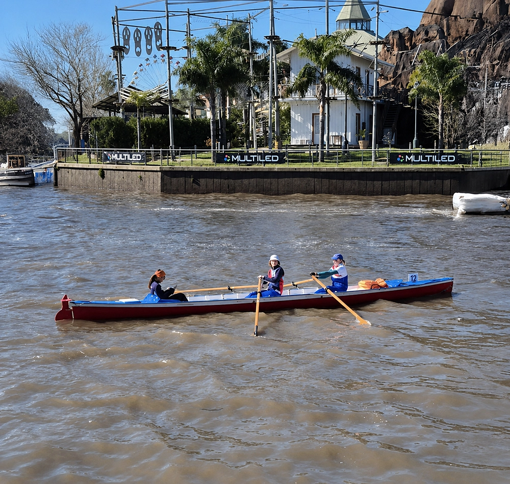 L'Aviron participando de la regata del Club de Regatas La Marina